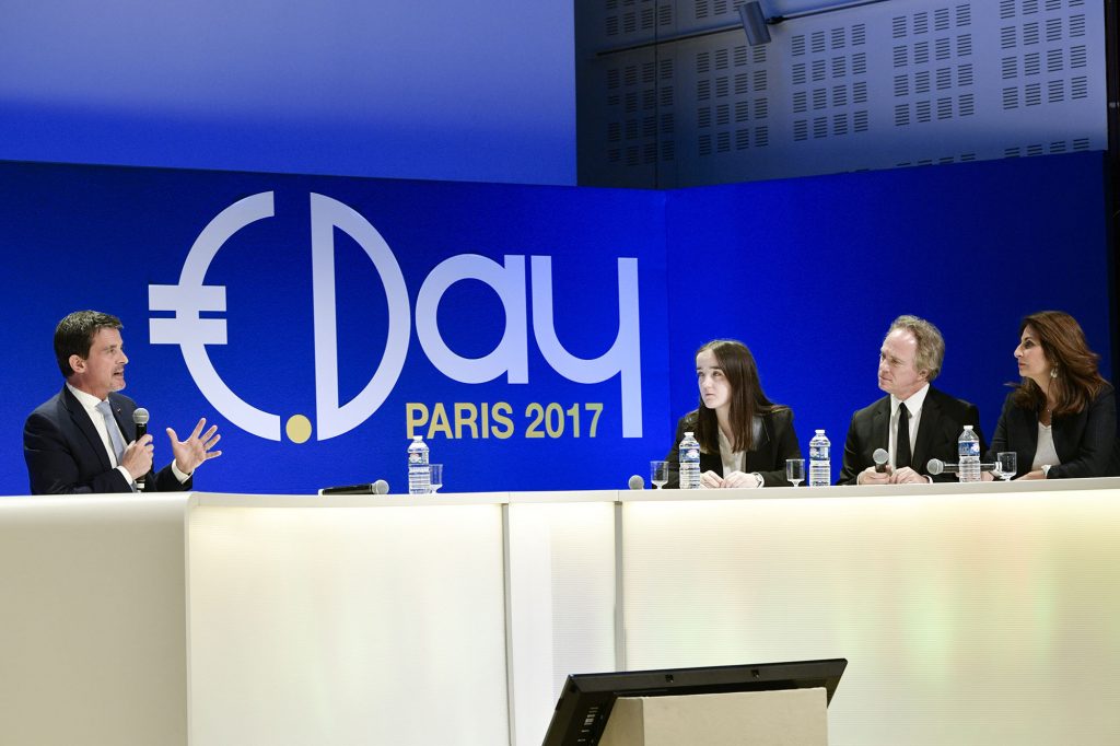 30/11/2017 - PARIS - FRANCE - E.Day Paris 2017, The European Business Day a l universite de Paris Dauphine. {G a D} Manuel VALLS, ancien premier ministre, etudiante Dauphine, Herve GATTEGNO, JDD et Valerie HOFFENBERG - Photo Nicolas MARQUES / KR Images Presse